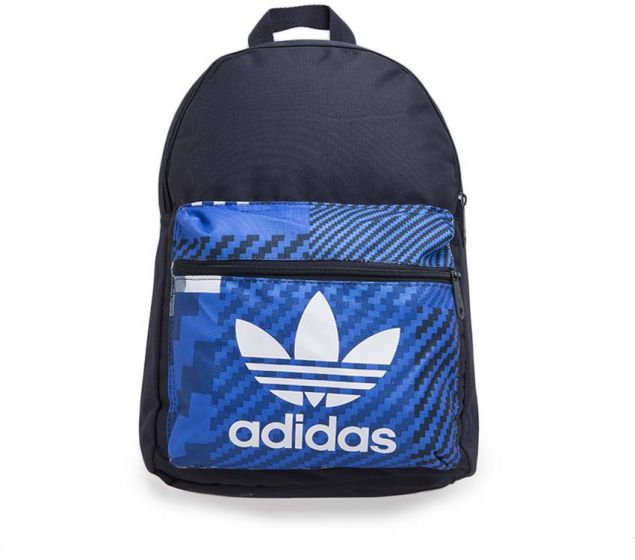Dunkelblauer Adidas Rucksack mit blau gemusterter Fronttasche und weißem Trefoil-Logo. Polyester.