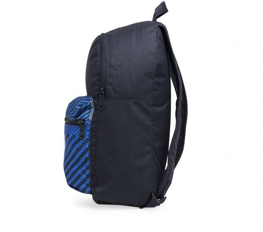 Adidas Classic Rucksack Legend Ink: Dunkelblau mit blau gemusterter Fronttasche und robustem Textilgewebe.